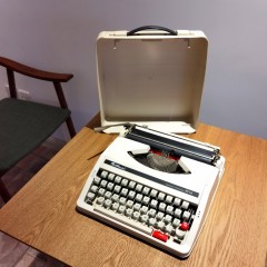 推荐老式打字机飞鱼200 白色英文机械1980S 正常使用复古文艺礼物